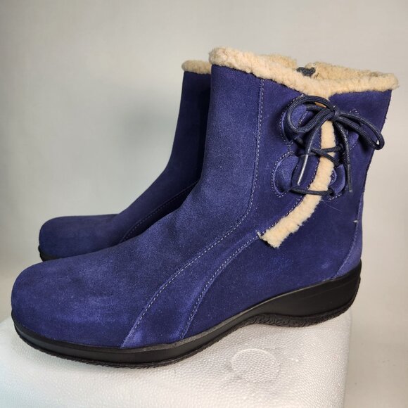 Brand new in box, Clarks Bendable, Navy blue suede, side zip. Sz 7.5 - Picture 2 of 8